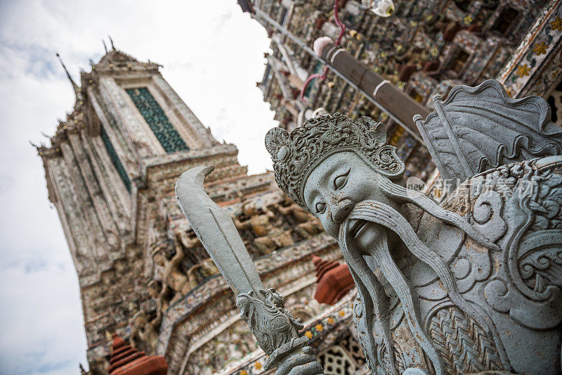 中国男子雕像在Wat Arun，曼谷，泰国